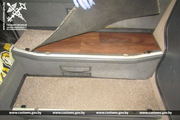 Брестские таможенники обнаружили контрабанду запчастей в польском автобусе Брестские таможенники обнаружили контрабанду запчастей в польском автобусе
