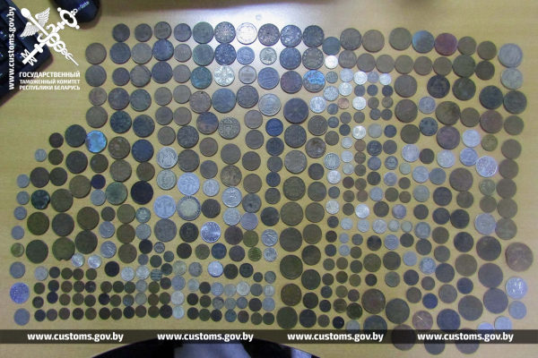 Брестские таможенники обнаружили 500 исторических монет, спрятанных в автобусе Брестские таможенники обнаружили 500 исторических монет, спрятанных в автобусе